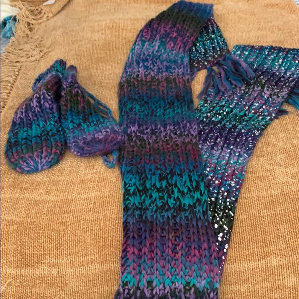 Never used scarf/mitten set